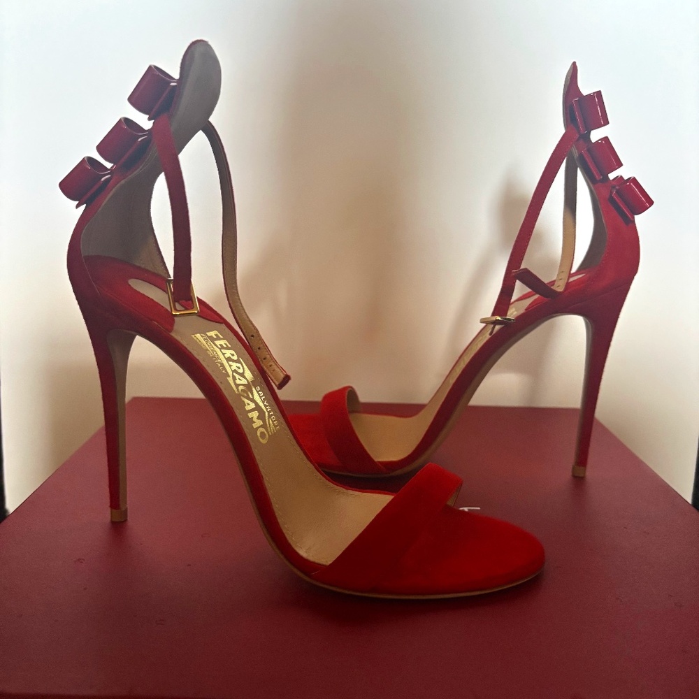 Ferragamo  size: 7 1/2